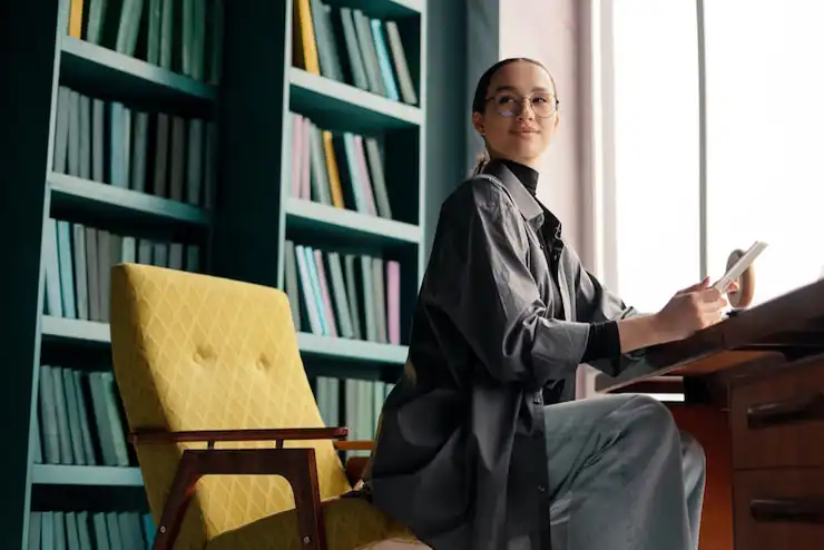 آموزش‌دیده در رویکردهای علمی روز دنیا هستند