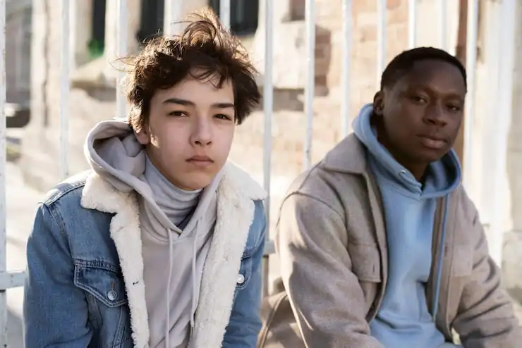 بحران هویت، مخصوصاً در جوانان و نوجوانان مهاجر